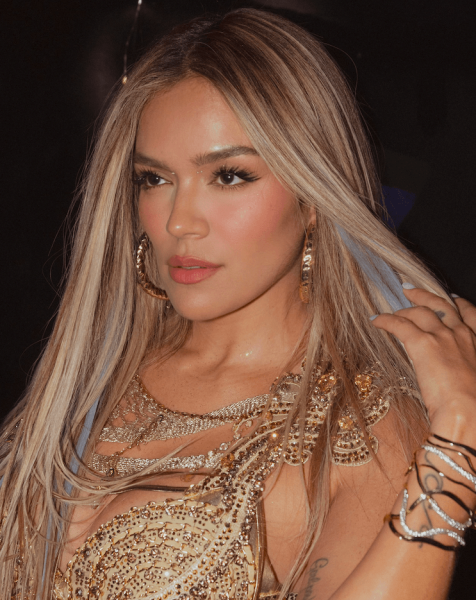 A photo of Karol G showing off her hair and makeup for her Viajando Por El Mundo tour by makeup artist Duvan Foronda.